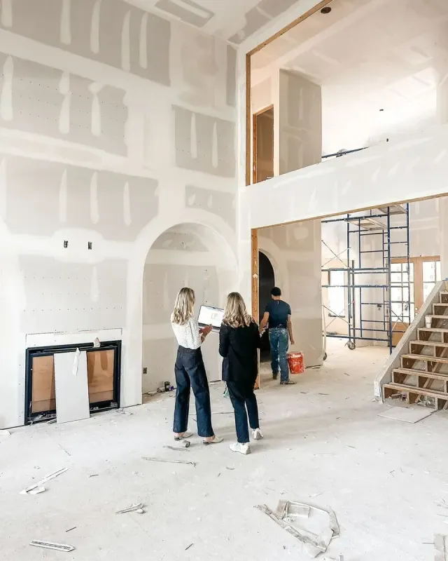 Architecte travaillant sur ses plans