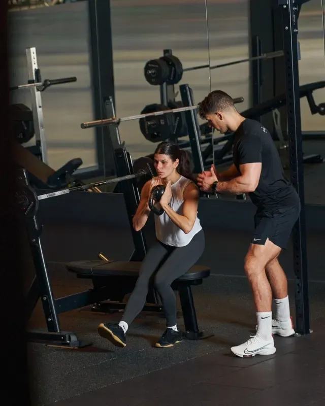 Coach sportif accompagnant un client