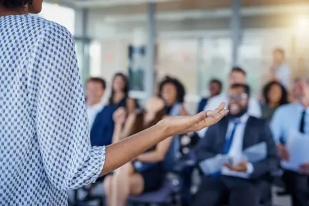 Formateur animant une session
