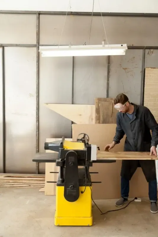 Menuisier au travail dans son atelier